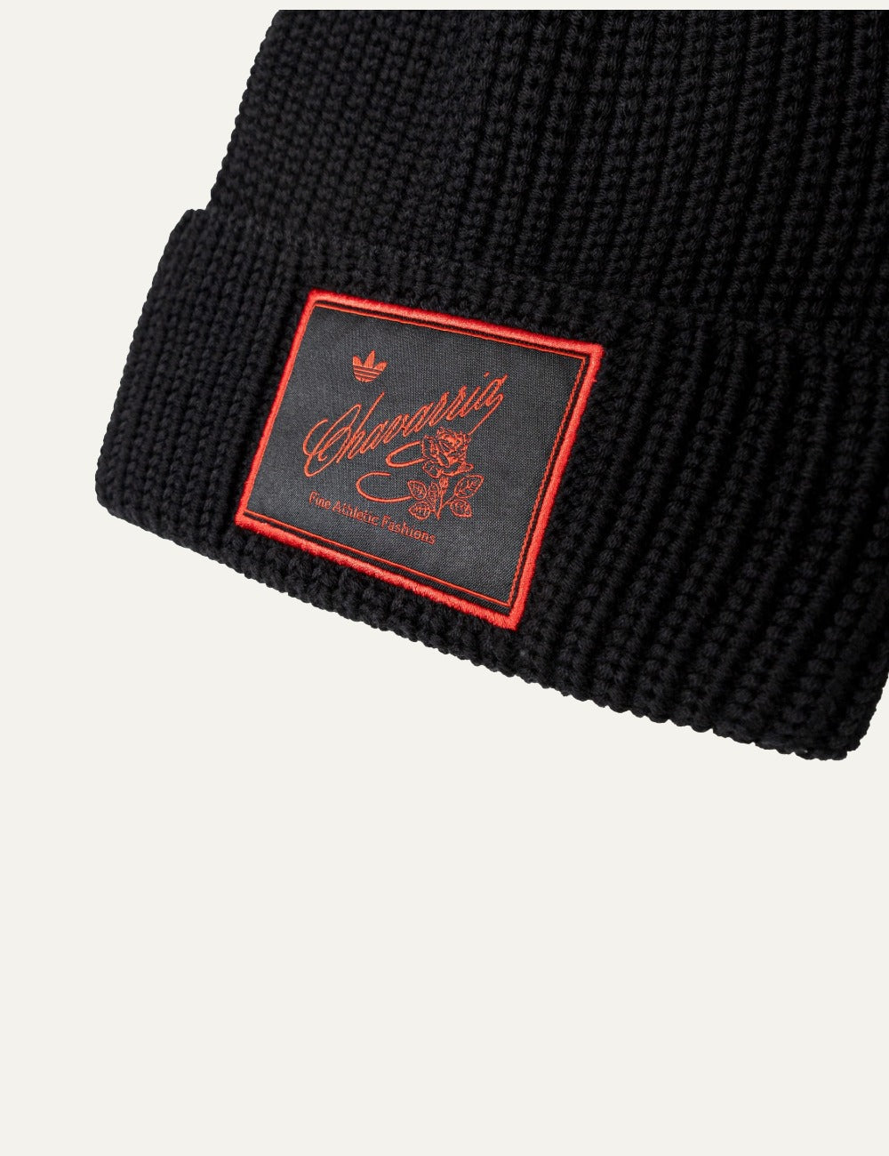 Detail shot Adidas x Willy Chavarria beanie με embroidered logo patch σε black knit