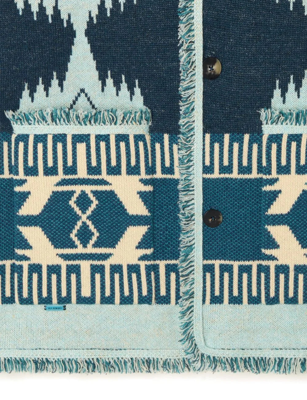 Λεπτομέρεια πλεκτής ζακέτας Alanui ethnic knit μοτίβο και κουμπιά close up