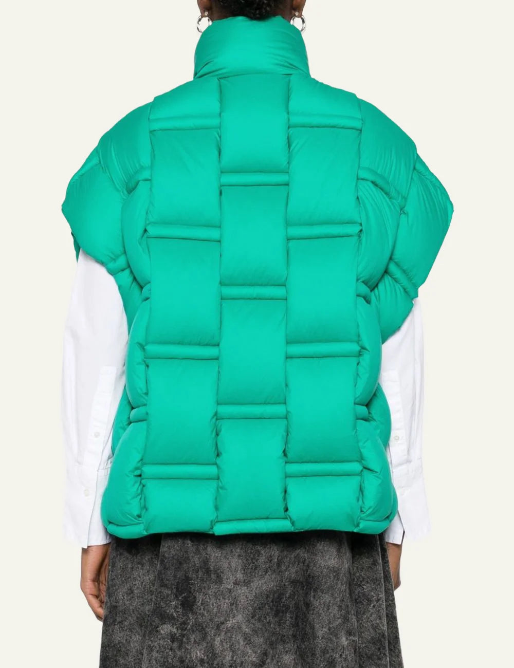 Side view Raxxy avant-garde puffer σε vivid blue με sculptural silhouette και modern volume.