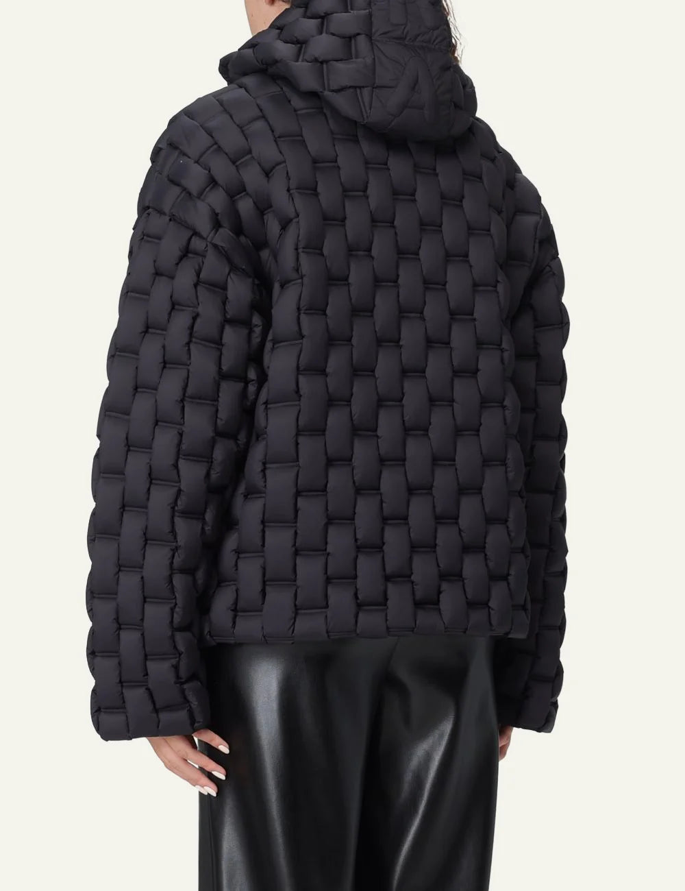 Back view Raxxy black puffer με full 3D woven quilt pattern και hood, sculptural modern look.
