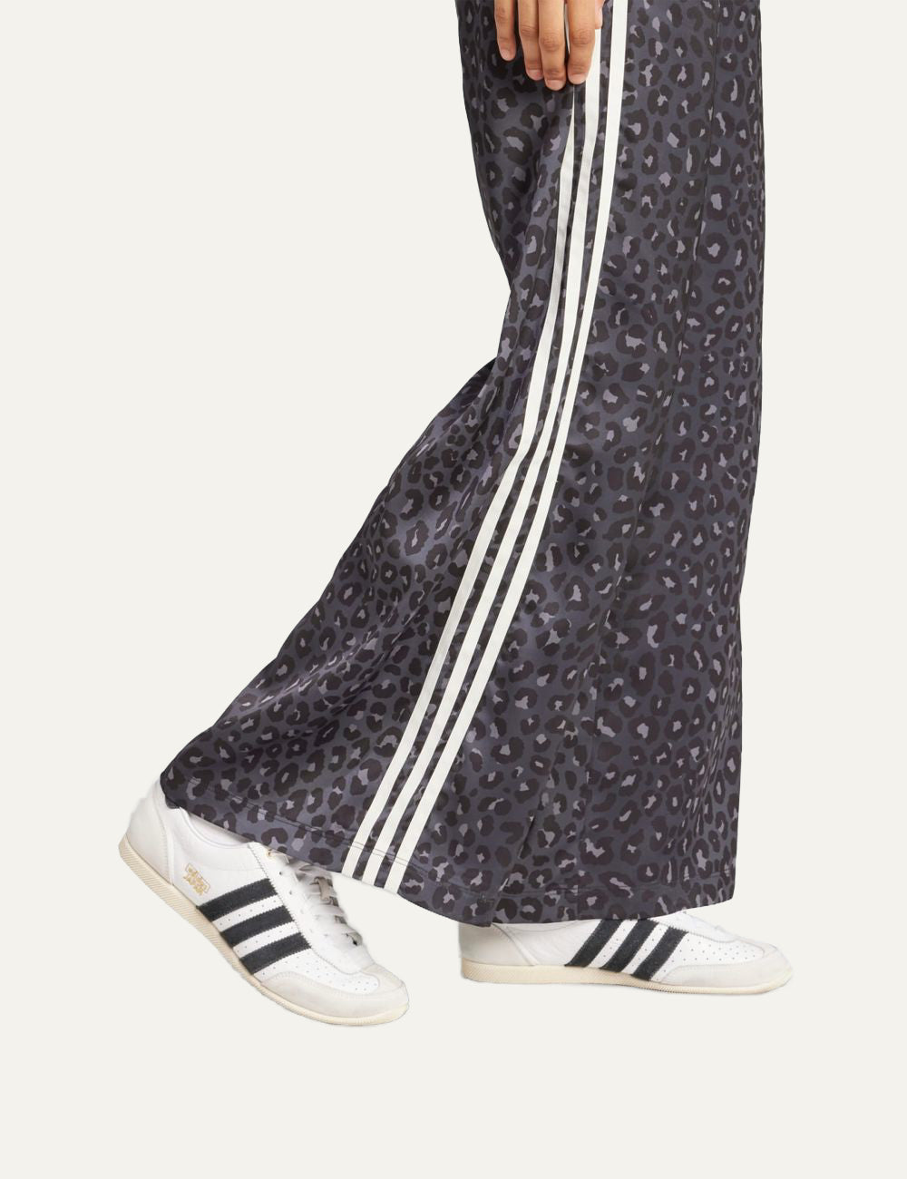 Close-up animal print satin ύφασμα adidas wide leg pants