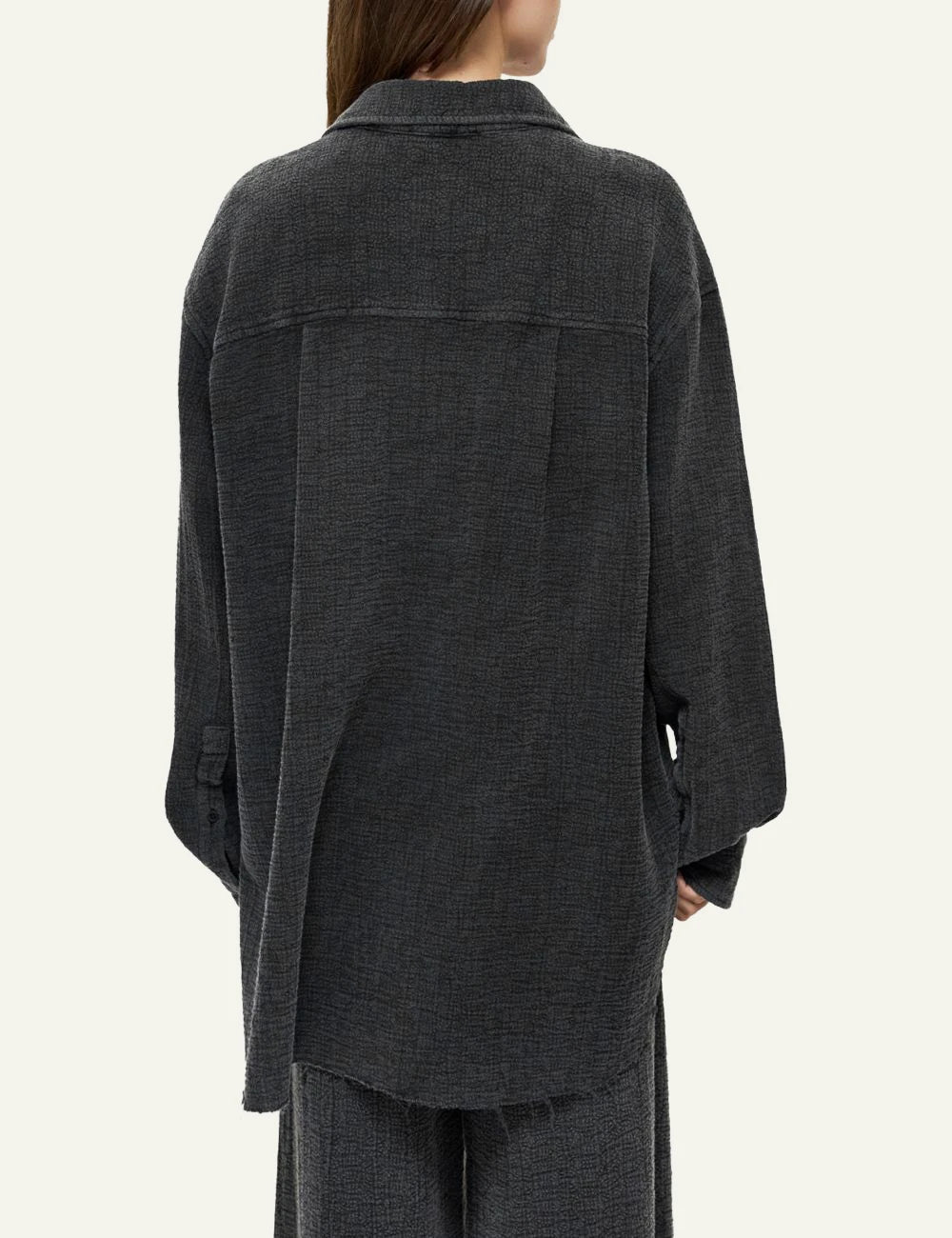 Dirty Laundry gynaikeio charcoal relaxed shirt with raw edge details back view