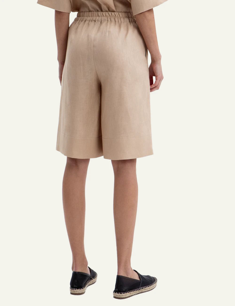 Greek Archaic Kori beige bermuda shorts elastic waist back view