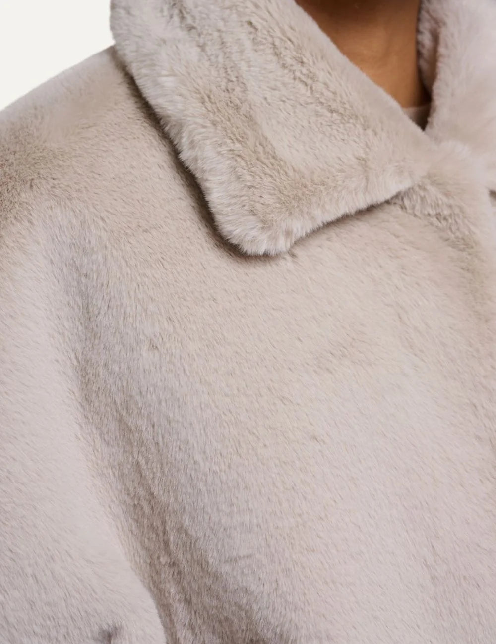 Rino & Pelle women's light beige faux fur cape with wide collar close up details