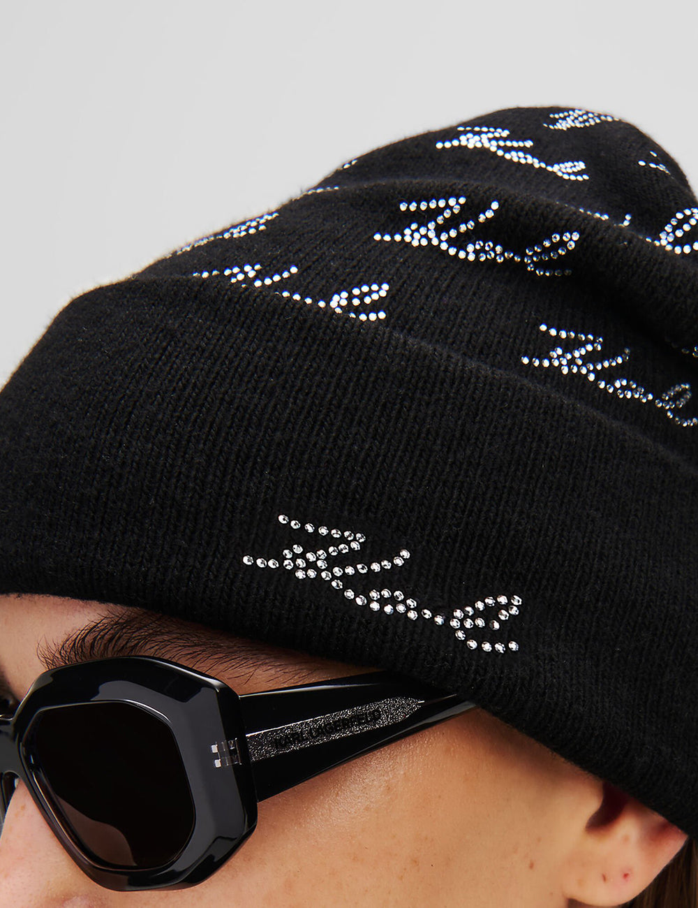 KARL LAGERFELD K/SIGNATURE RHNSTN AOP BEANIE KARL LAGERFELD