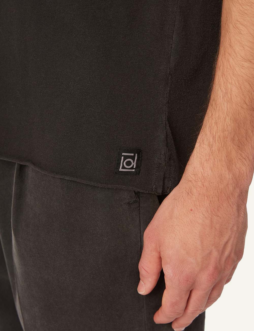 DIRTY LAUNDRY OPEN STITCHES T-SHIRT VINTAGE BLACK