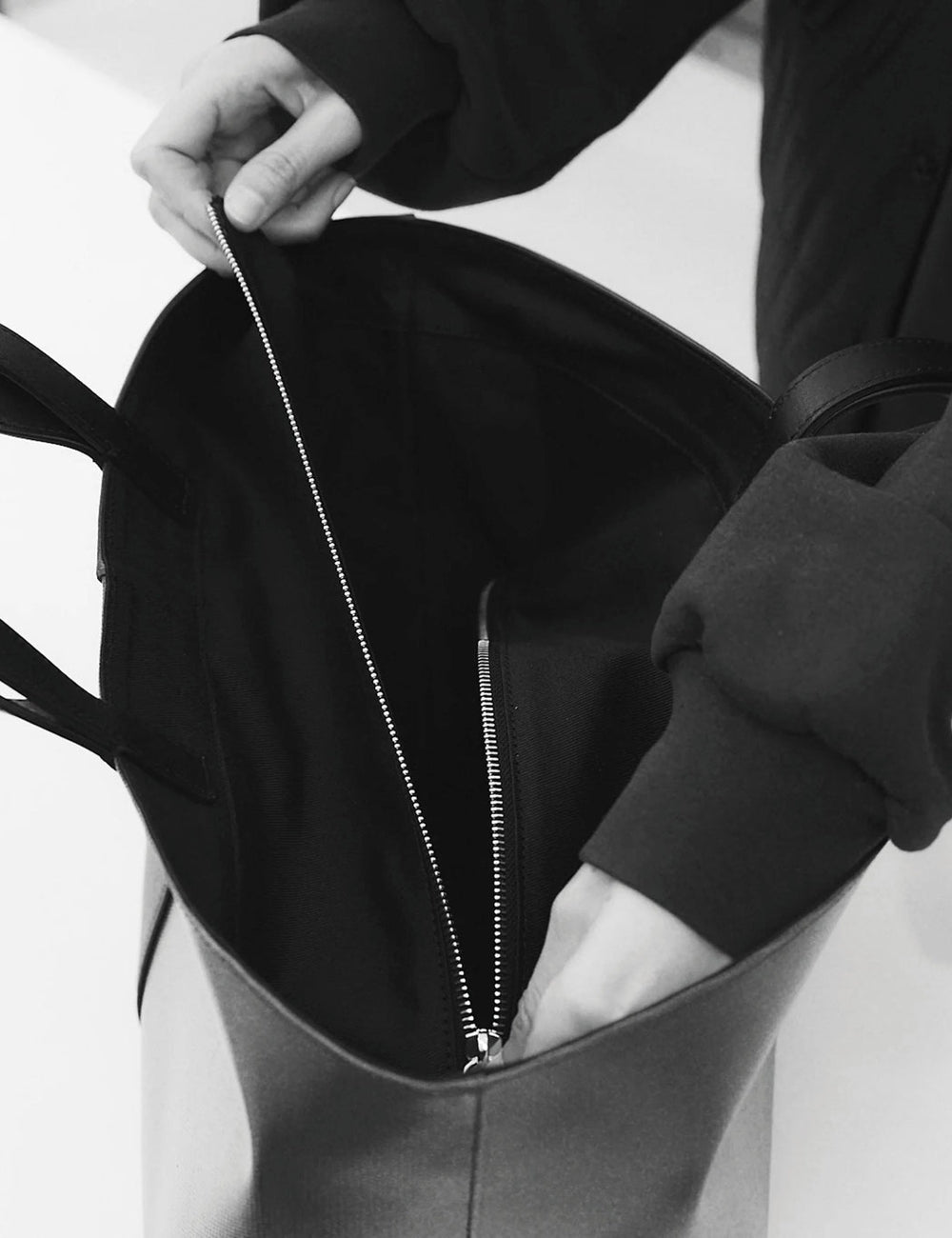 CAHU PRATIQUE ZIPPE SMALL BLACK / LIGHT GREY