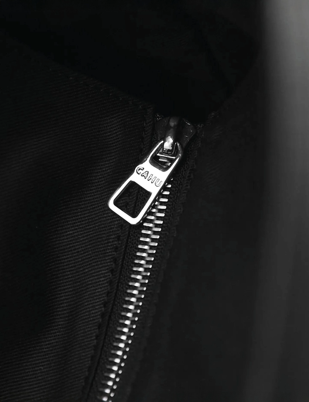 CAHU PRATIQUE ZIPPE SMALL BLACK / LIGHT GREY