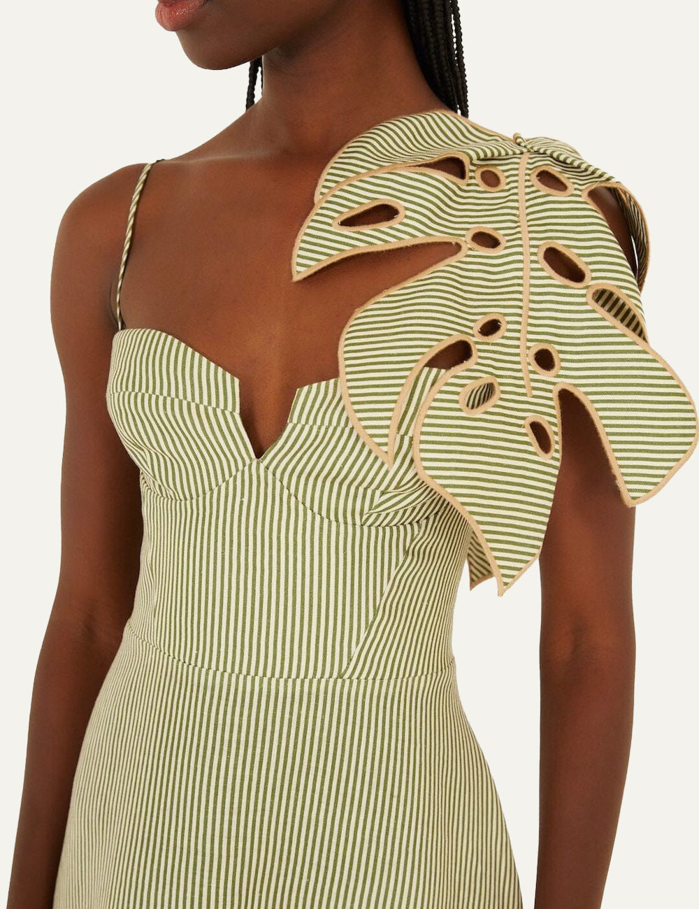 Detail view bust green striped midi dress με sweetheart ντεκολτέ και decorative leaf element