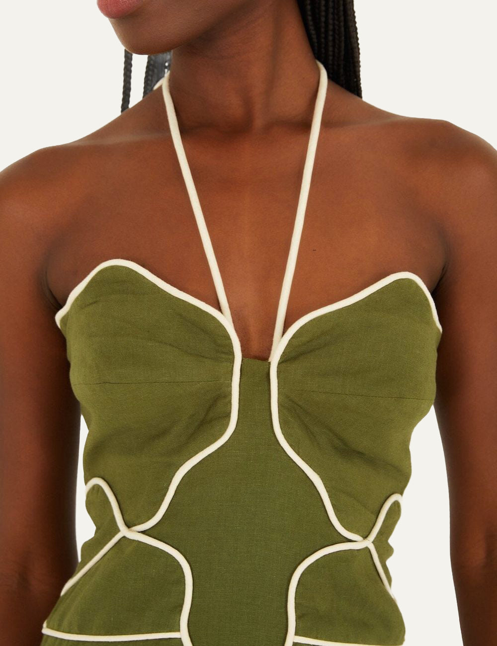 Λεπτομέρεια FARM Rio mini dress green με halter neckline και contrast piping