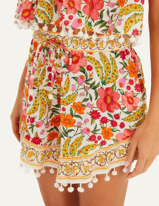Λεπτομέρεια floral μοτίβου και pom pom τελείωμα σε FARM RIO σορτς