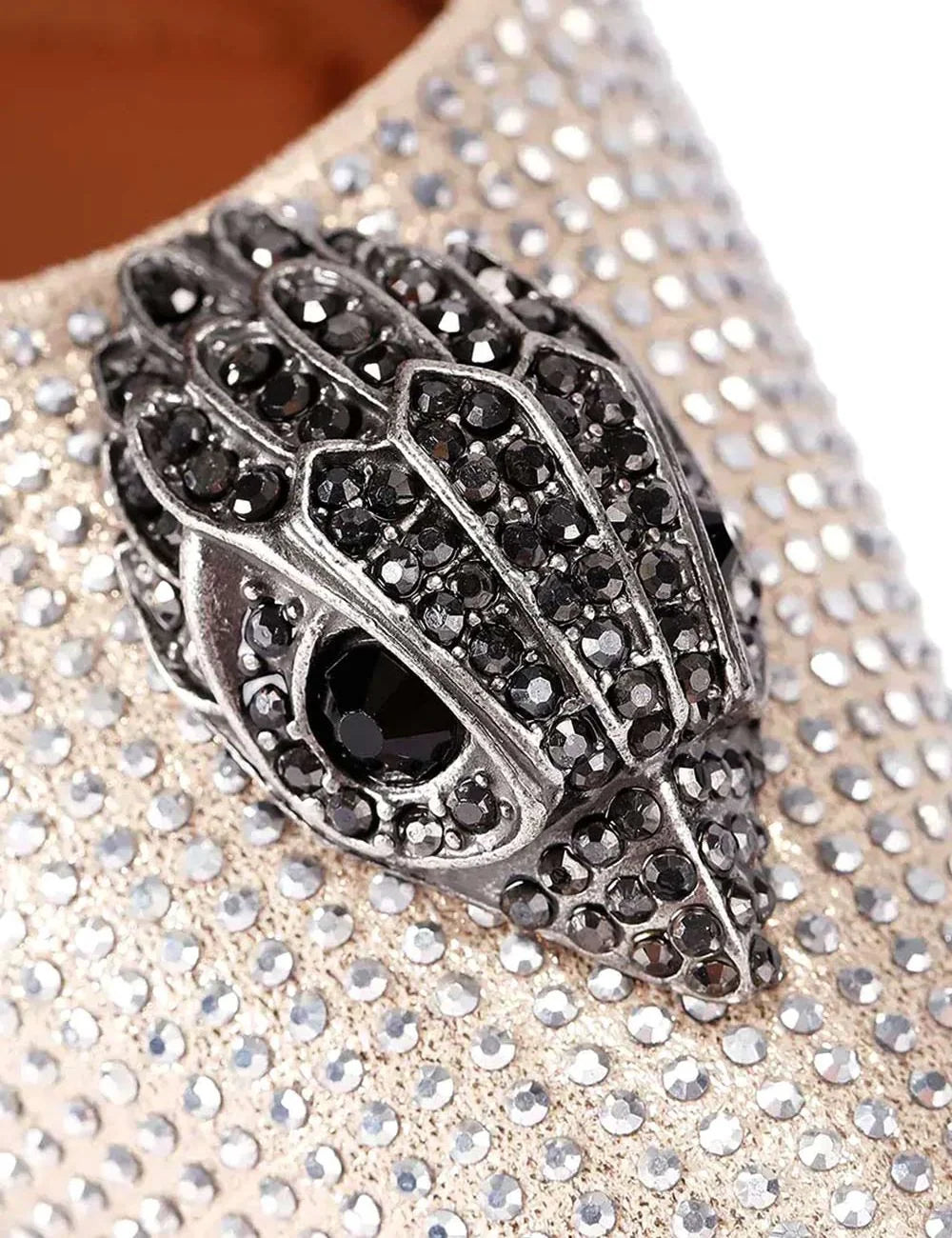 Λεπτομέρεια eagle head με μαύρα crystals σε ασημί γόβα Kurt Geiger