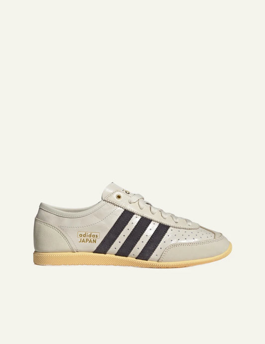 Adidas Japan shoe profile σε neutral cream tone με suede 3-Stripes, gum sole και gold logo detailing.