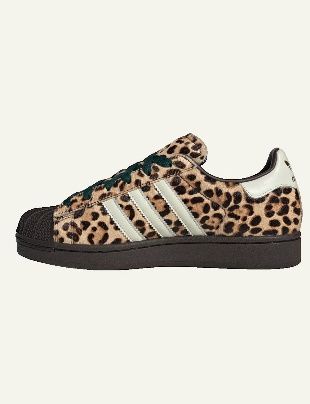 adidas Superstar γυναικείο sneaker με πράσινα κορδόνια και leopard texture σε full side profile