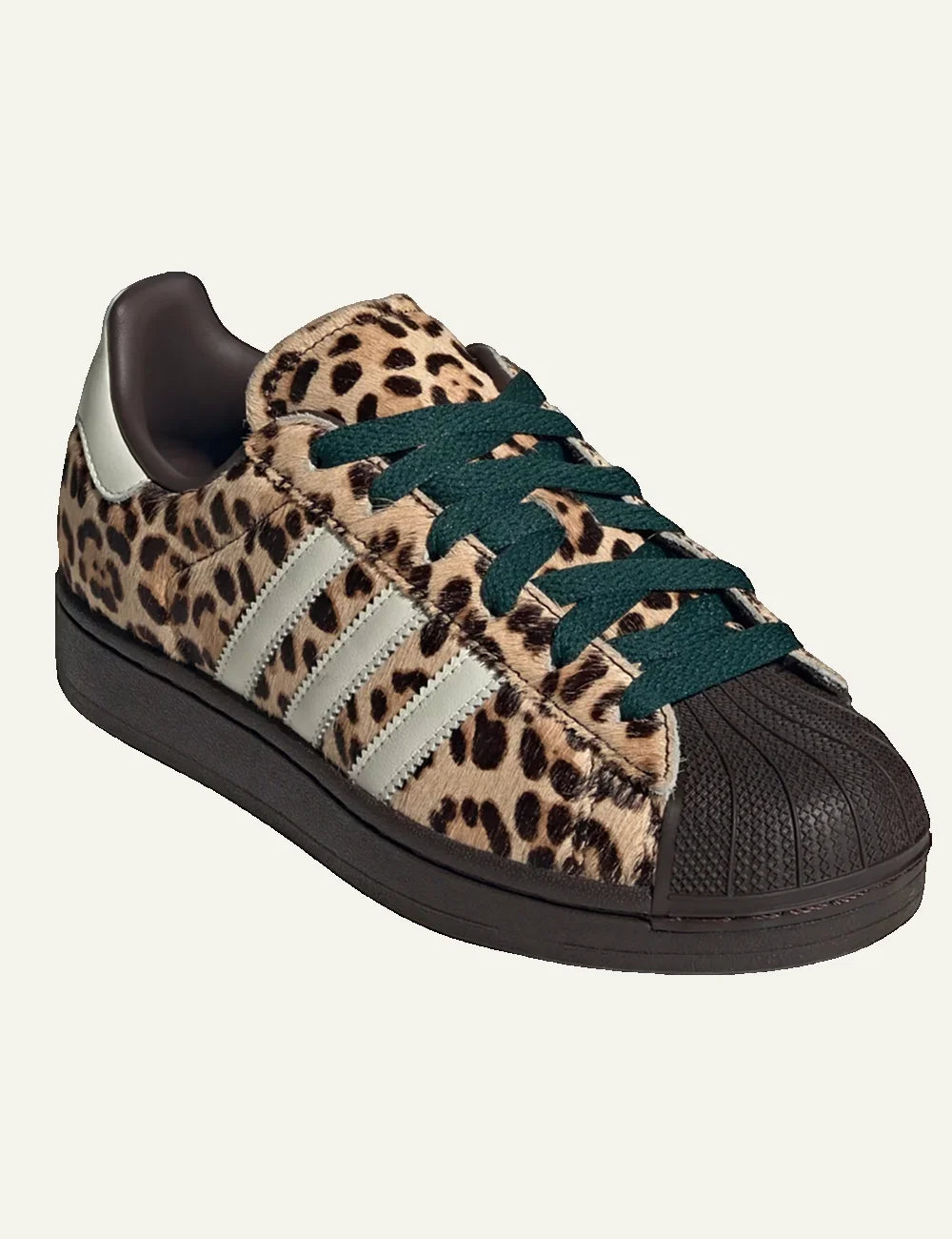 adidas Superstar με leopard print upper, dark shell toe και πράσινα laces σε side view