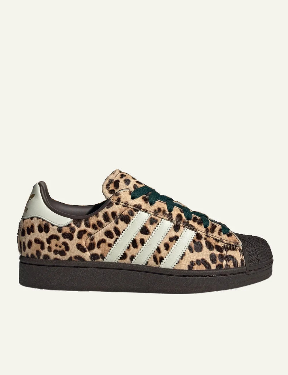 women’s adidas Superstar shoe σε leopard pattern με cream stripes και dark sole lateral view