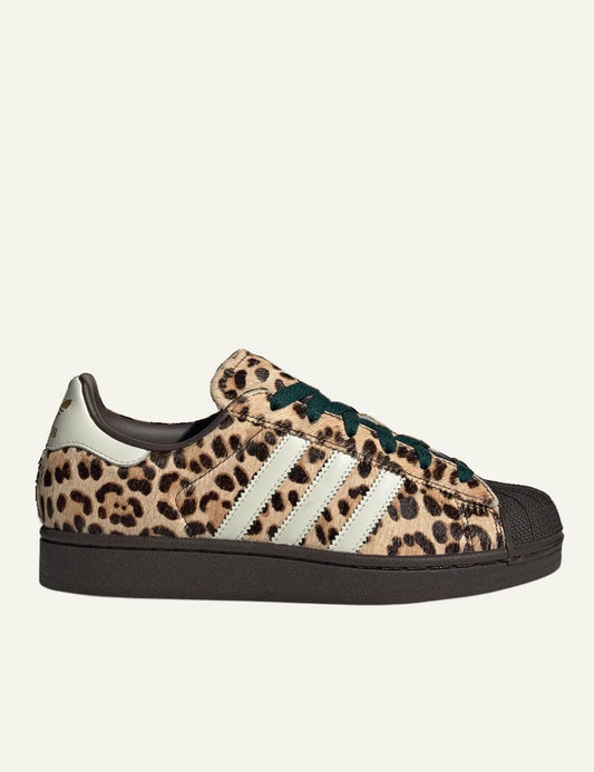 women’s adidas Superstar shoe σε leopard pattern με cream stripes και dark sole lateral view