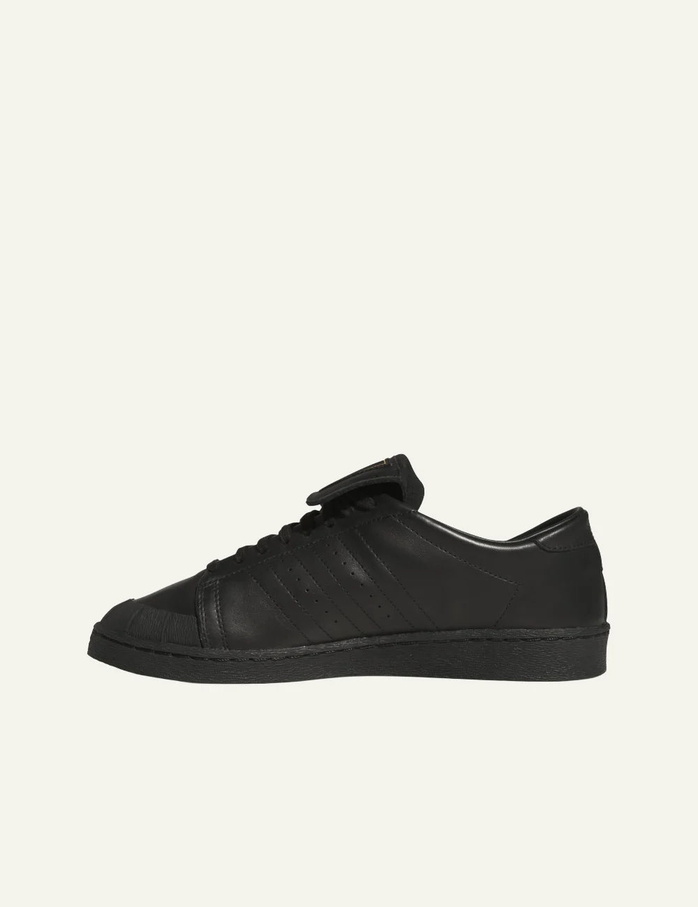 Side profile: Minimal black Adidas Jabbar από δέρμα με rubber outsole για streetwear look