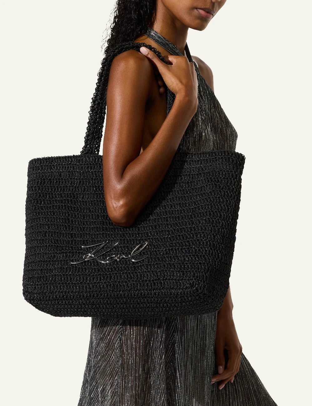 Karl Lagerfeld crochet beach bag black φορεμένη σε μοντέλο, raffia tote summer style