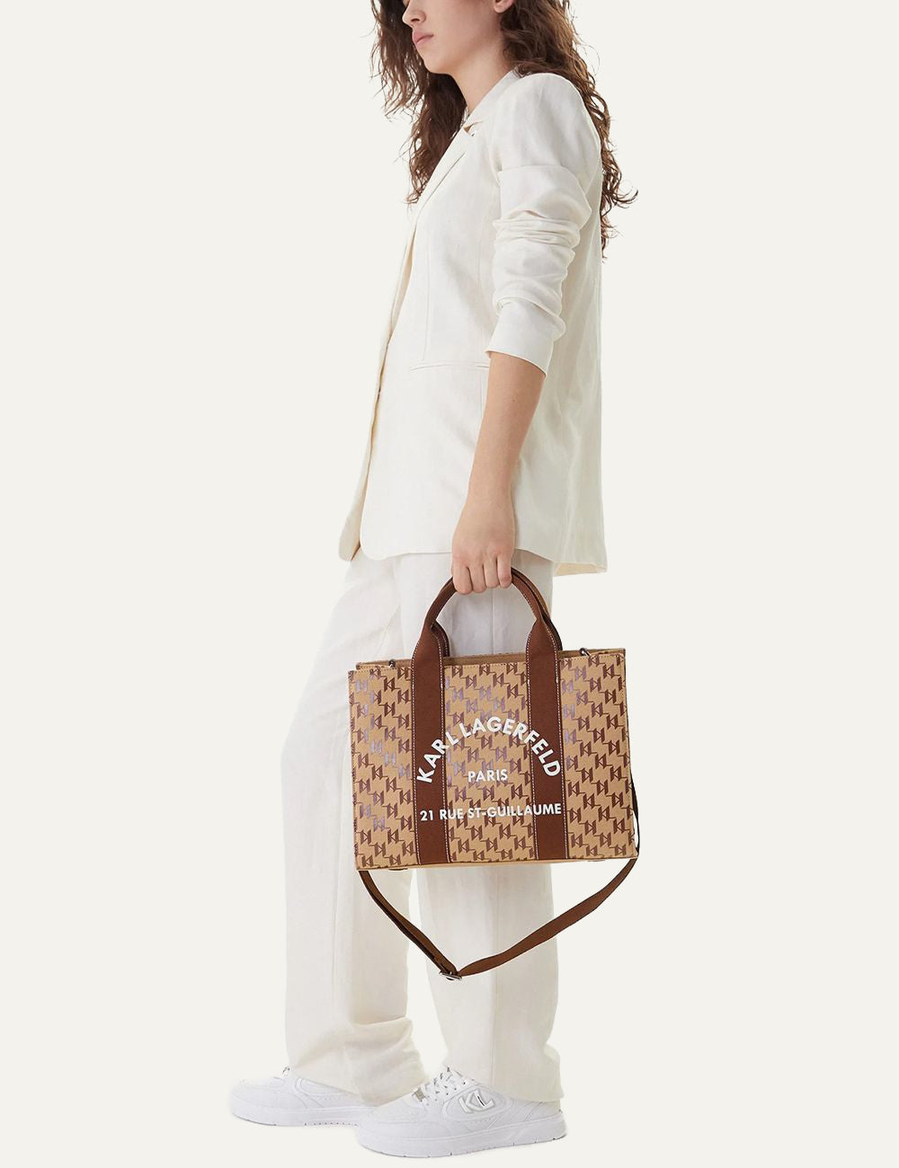 Karl Lagerfeld tote bag φορεμένη στο χέρι για everyday city looks