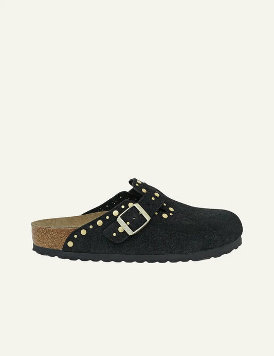 Birkenstock Boston black suede clogs με gold stud detailing και buckle strap, front-angle view.