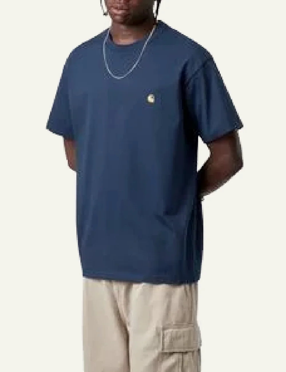 Carhartt WIP S/S Chase T-Shirt σε jupiter blue απόχρωση, worn by model with relaxed streetwear fit και small gold logo στο chest.