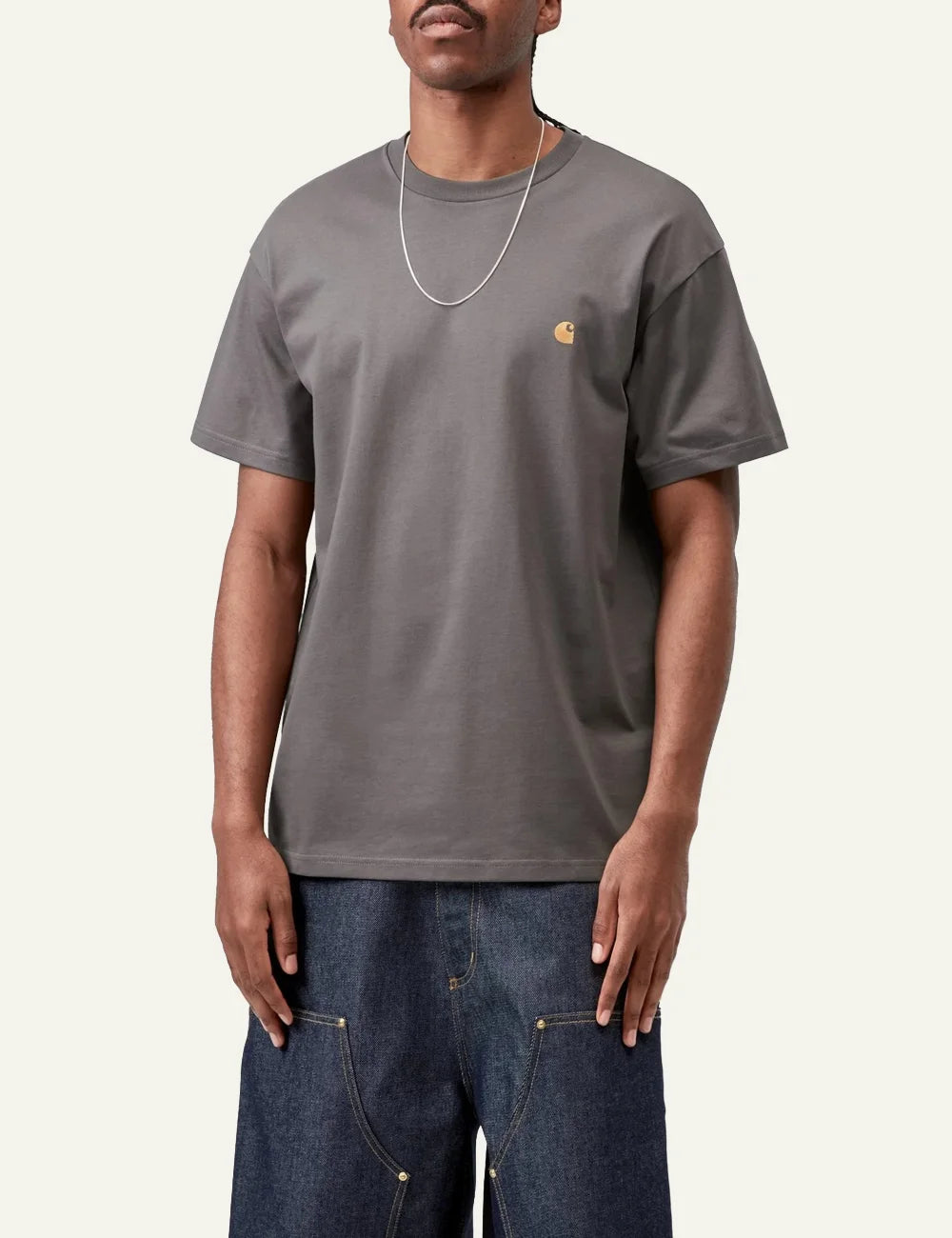 Carhartt WIP S/S Chase T-Shirt σε porphyry grey απόχρωση, worn by model, minimal cotton tee με small gold logo στο chest