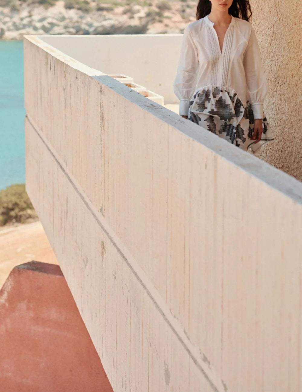 Devotion Zephyra mini dress white with black pattern relaxed summer fit