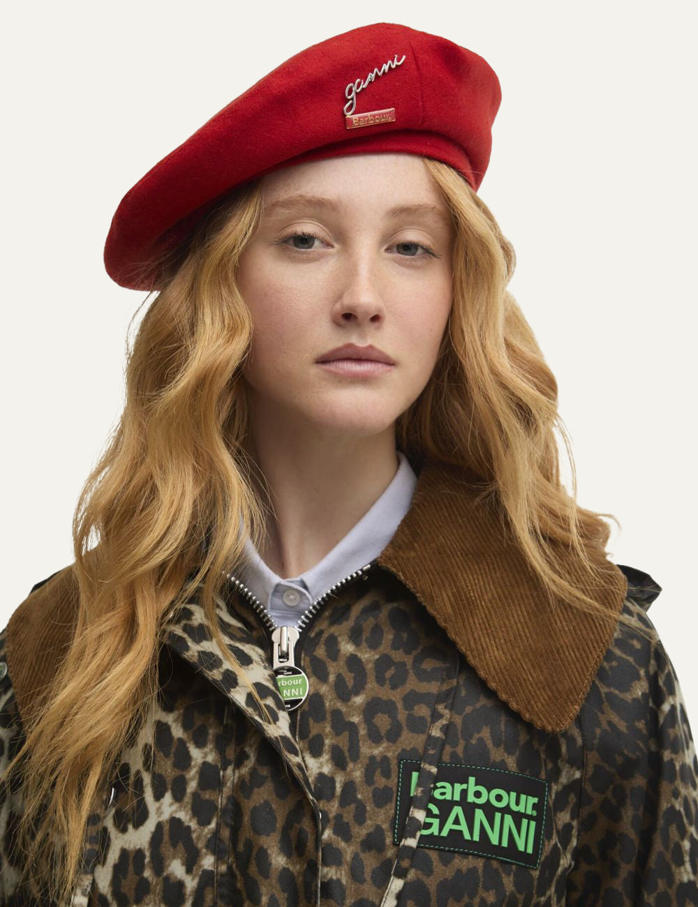 Γυναικείο Barbour x GANNI beret κόκκινο worn look σε fashion styling