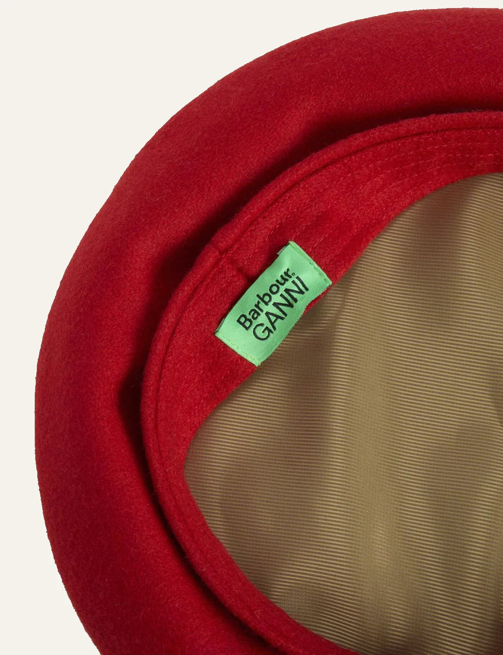Εσωτερική όψη beret Barbour GANNI με satin lining και branded label