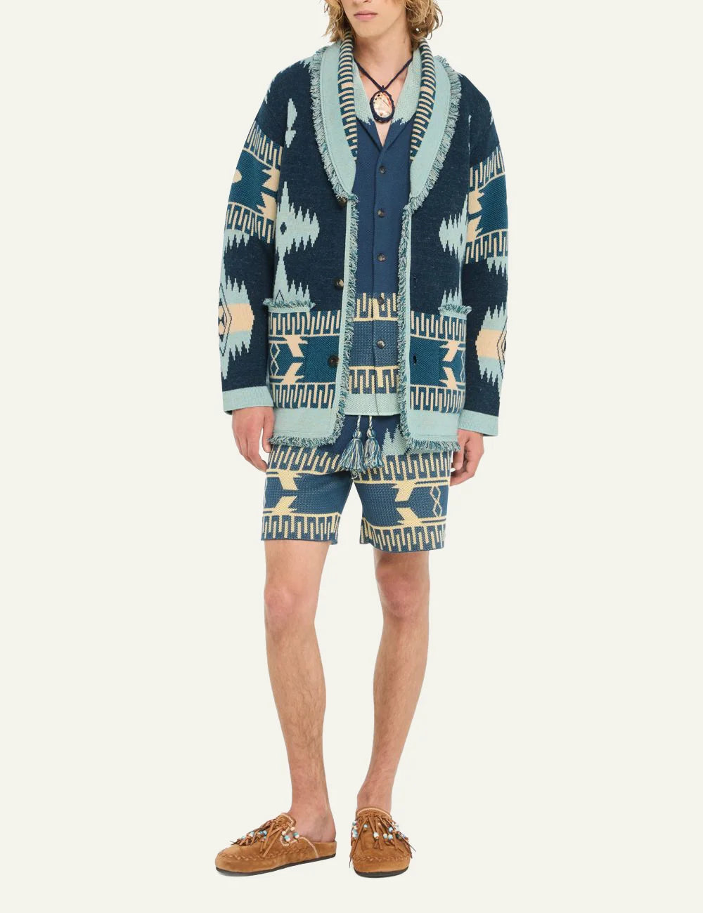 Ανδρική πλεκτή ζακέτα Alanui με shawl collar και fringe τελείωμα on model