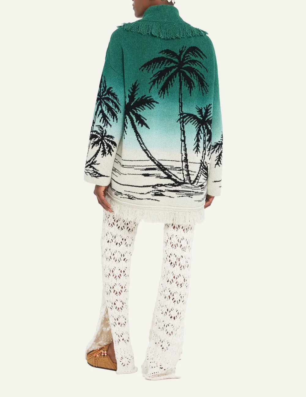 Alanui cardigan πίσω όψη φορεμένη με palm motif και textured knit