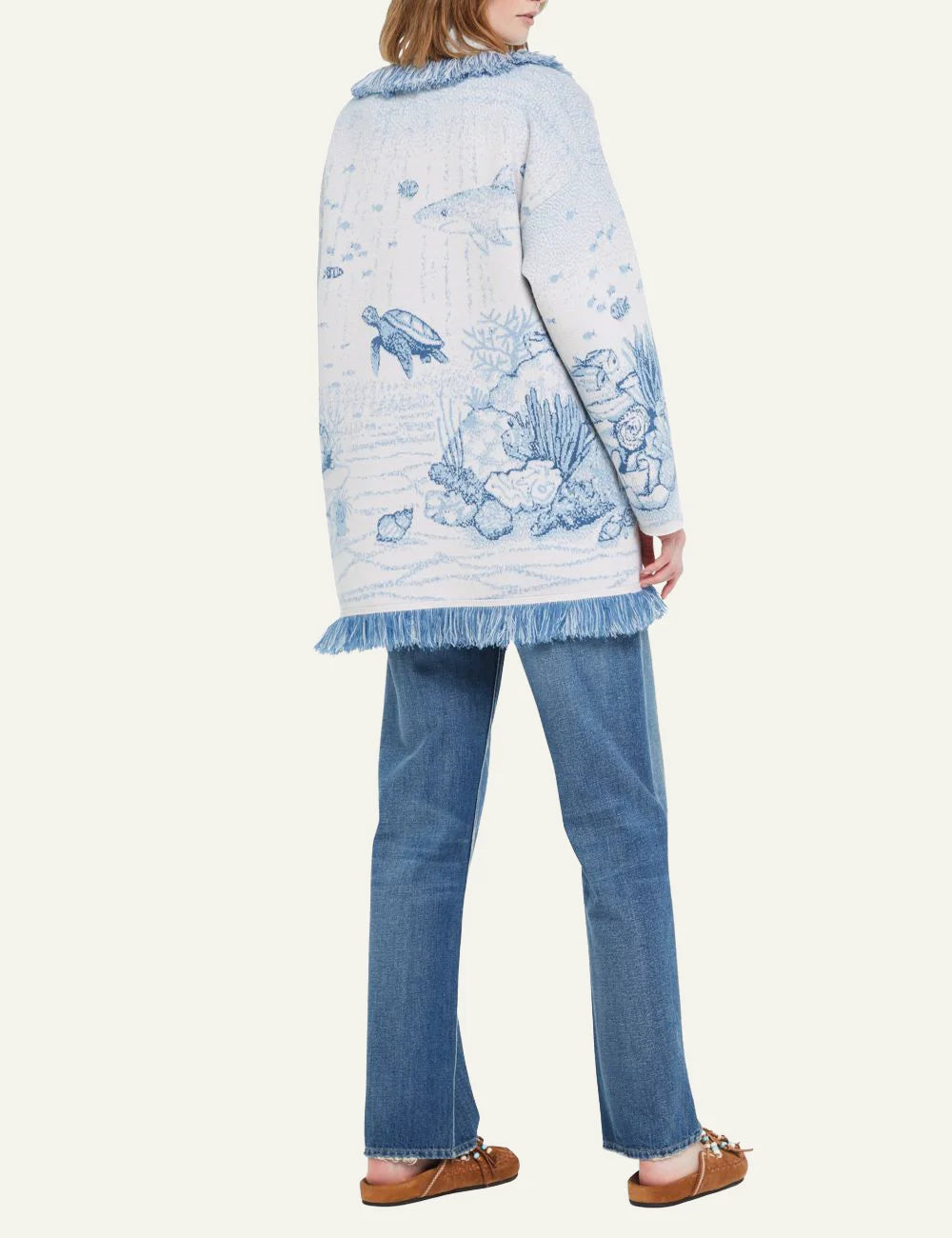 Alanui cardigan πίσω όψη φορεμένη με θαλάσσιο μοτίβο και fringe τελείωμα