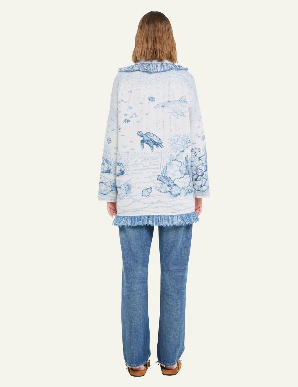 Alanui cardigan φορεμένη σε μοντέλο back view με fringed edges και tie belt