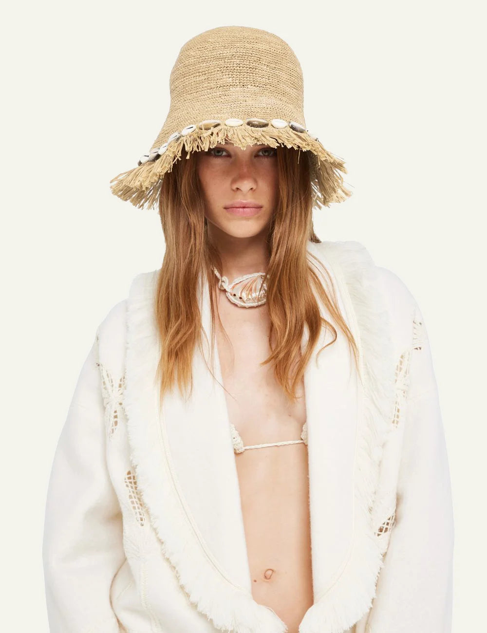 Γυναικείο Alanui Raffia Hat φορεμένο σε μοντέλο summer resort look