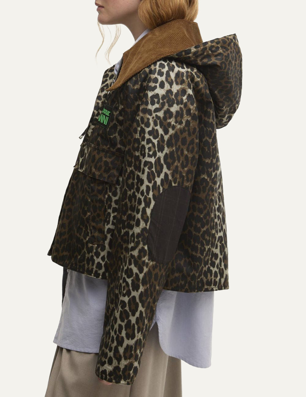 Λεπτομέρεια μανικιού Barbour x GANNI leopard waxed jacket