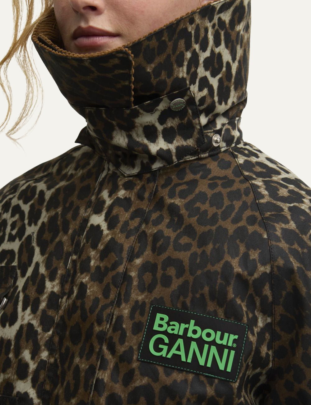 Detail γιακάς κοτλέ Barbour x GANNI leopard anorak