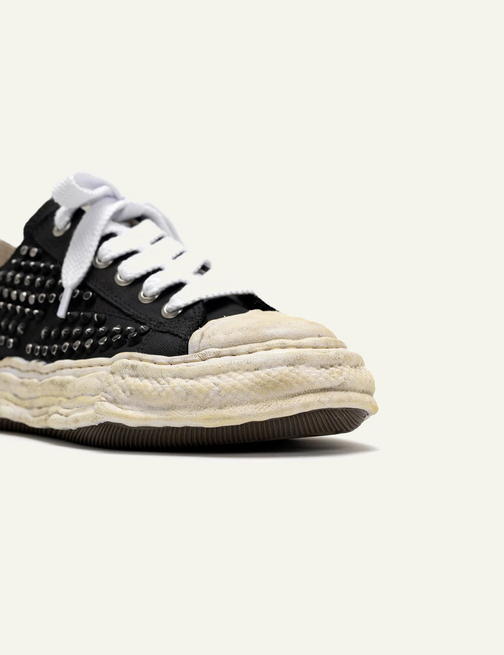 Toe detail Maison Mihara Yasuhiro Peterson23 sneaker, distressed rubber toe cap και studs