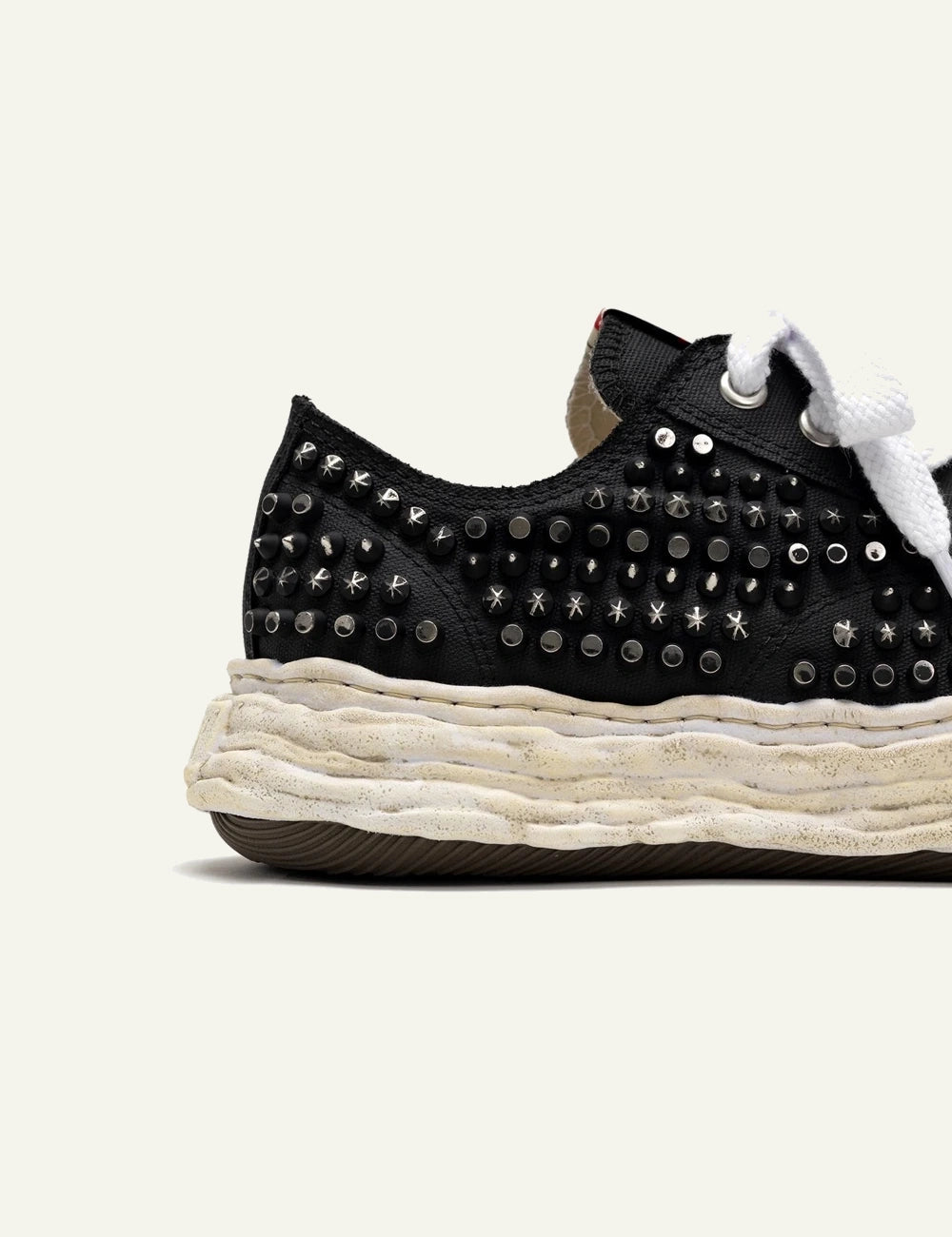 Heel detail Maison Mihara Yasuhiro Peterson23 sneaker με studded canvas και MMY sole