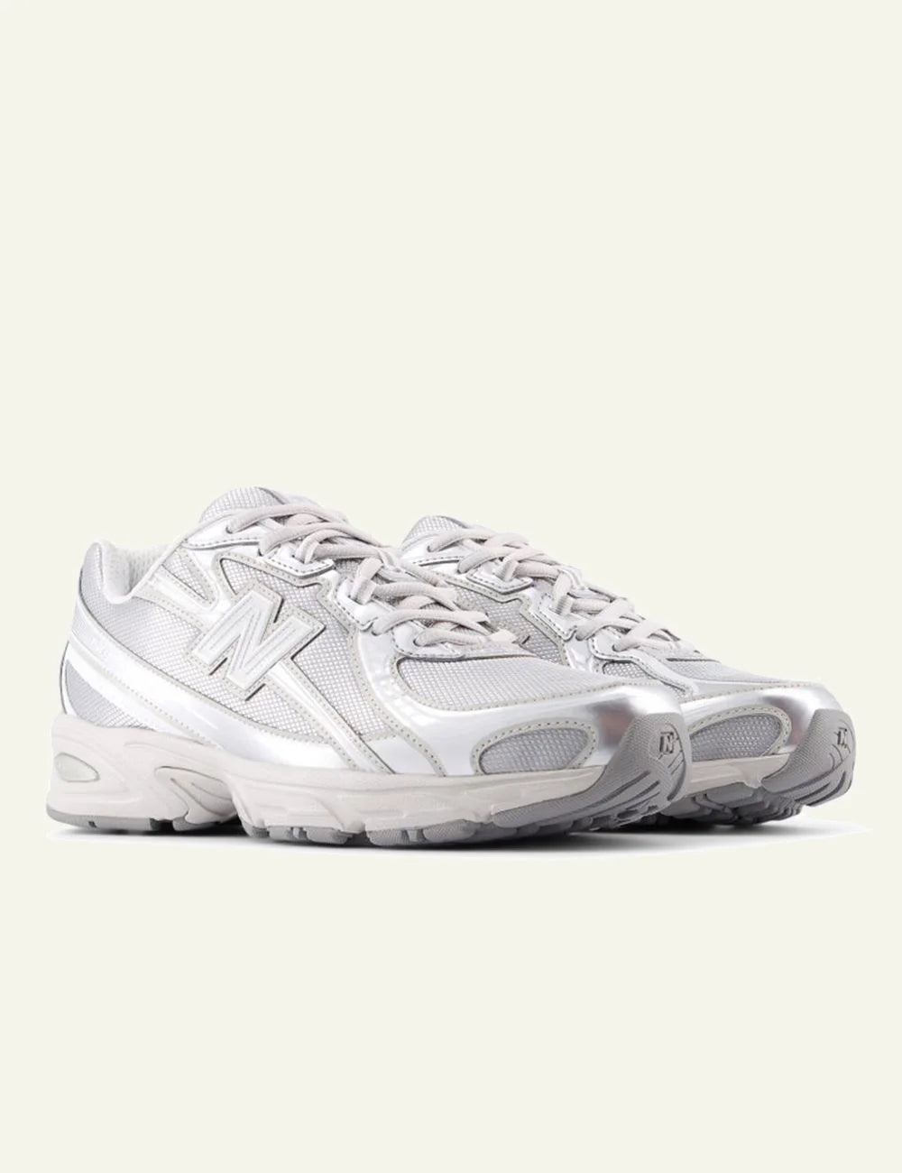 Gynaikeia New Balance 740 white sneakers front angled