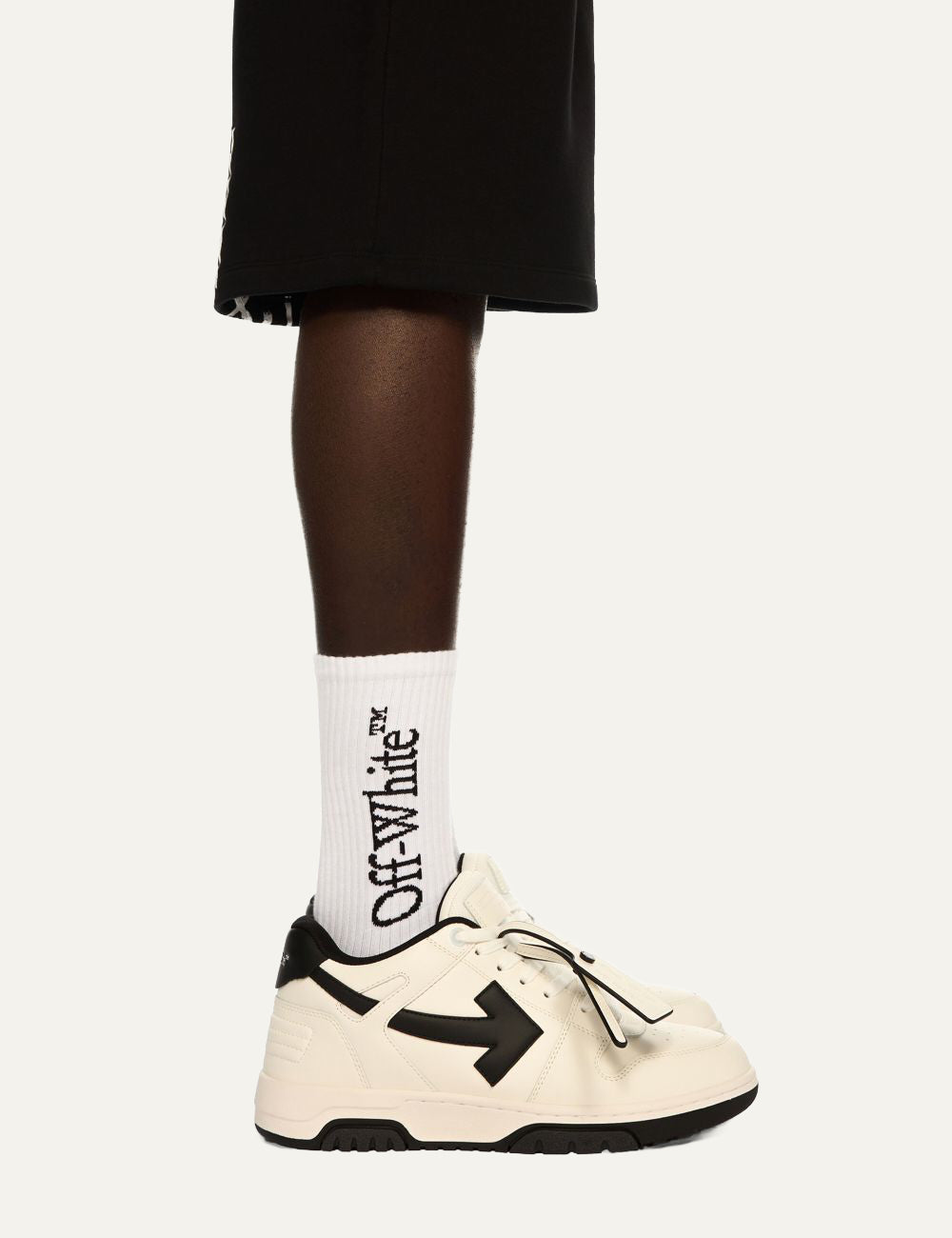 Off-White Out Of Office sneakers φορεμένα με logo socks urban styling