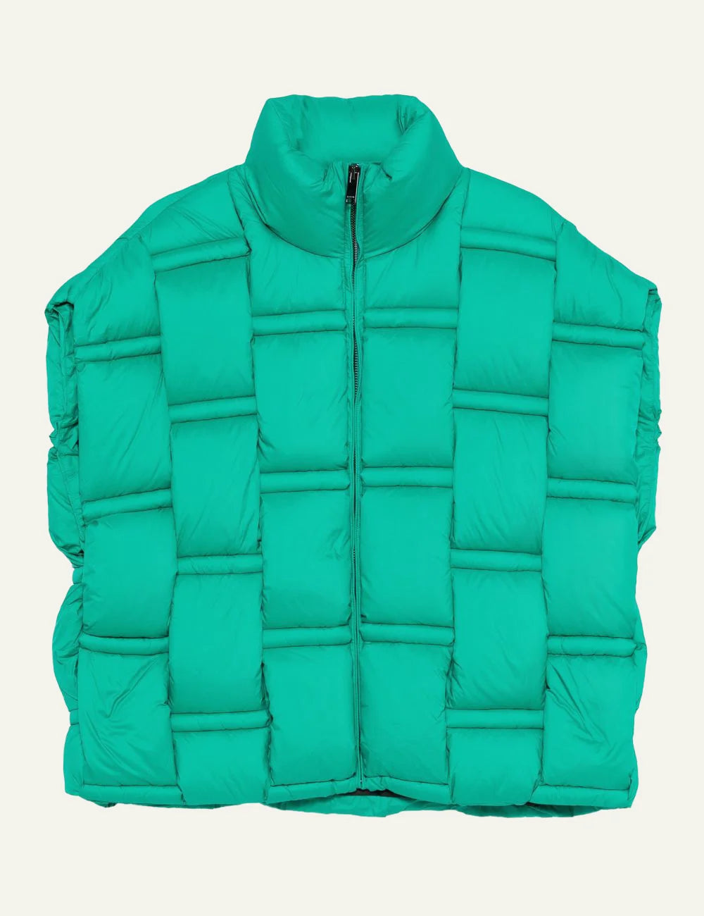 Back view Raxxy oversized puffer με geometric quilting και fluid architectural shape.