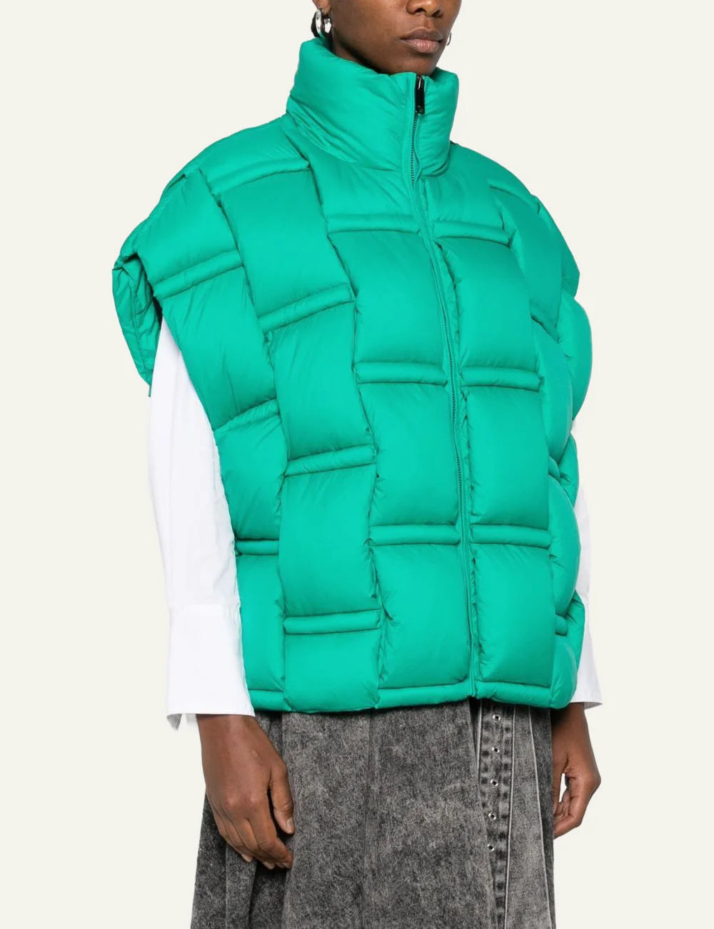Close-up Raxxy puffer με bold padded sleeves, high collar και textured 3D quilting.