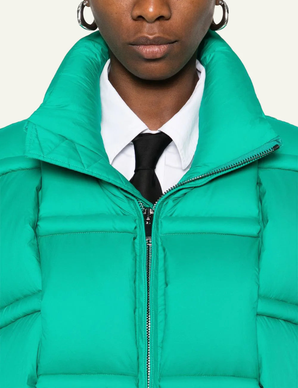 Close-up Raxxy puffer με bold padded sleeves, high collar και textured 3D quilting.