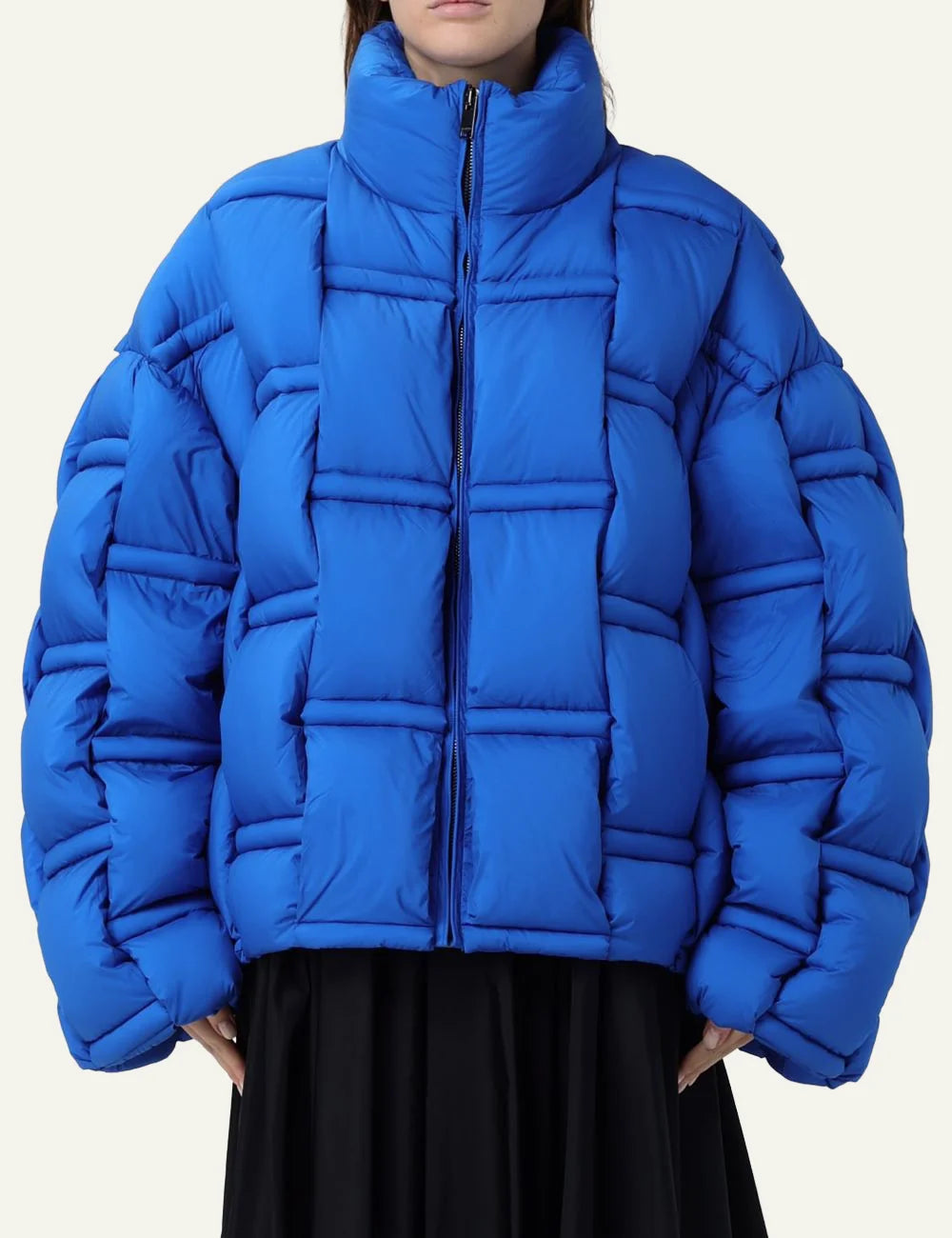 Oversized puffer jacket σε electric blue, box-quilted texture, high collar, women’s outerwear fashion.