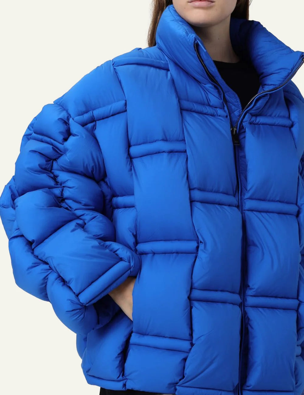 Close-up electric blue puffer jacket με high collar, padded sleeves και cozy winter look.
