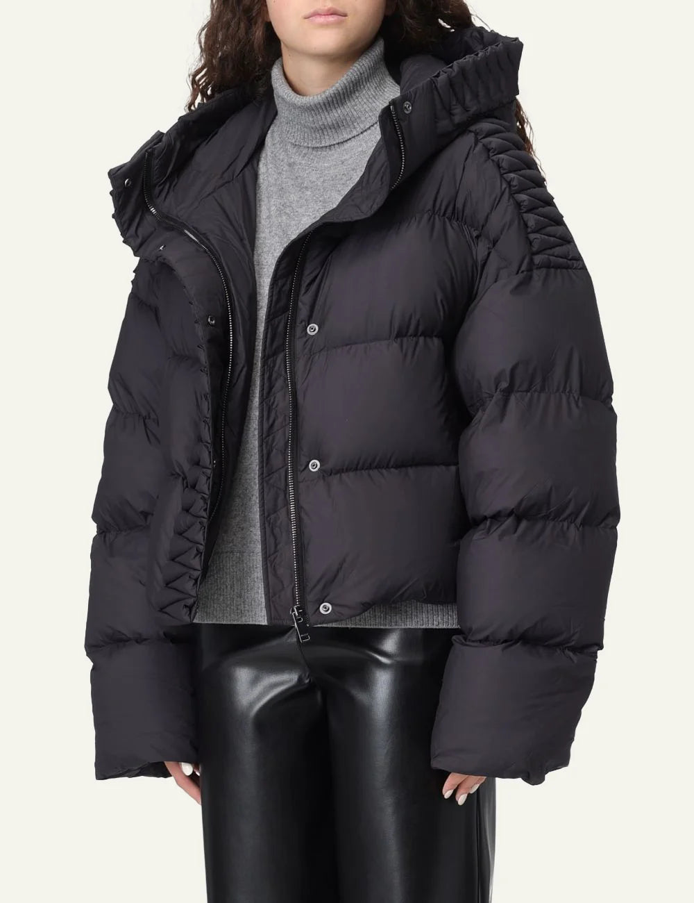 side model view Raxxy charcoal cropped puffer με quilted gathered panels και voluminous silhouette.