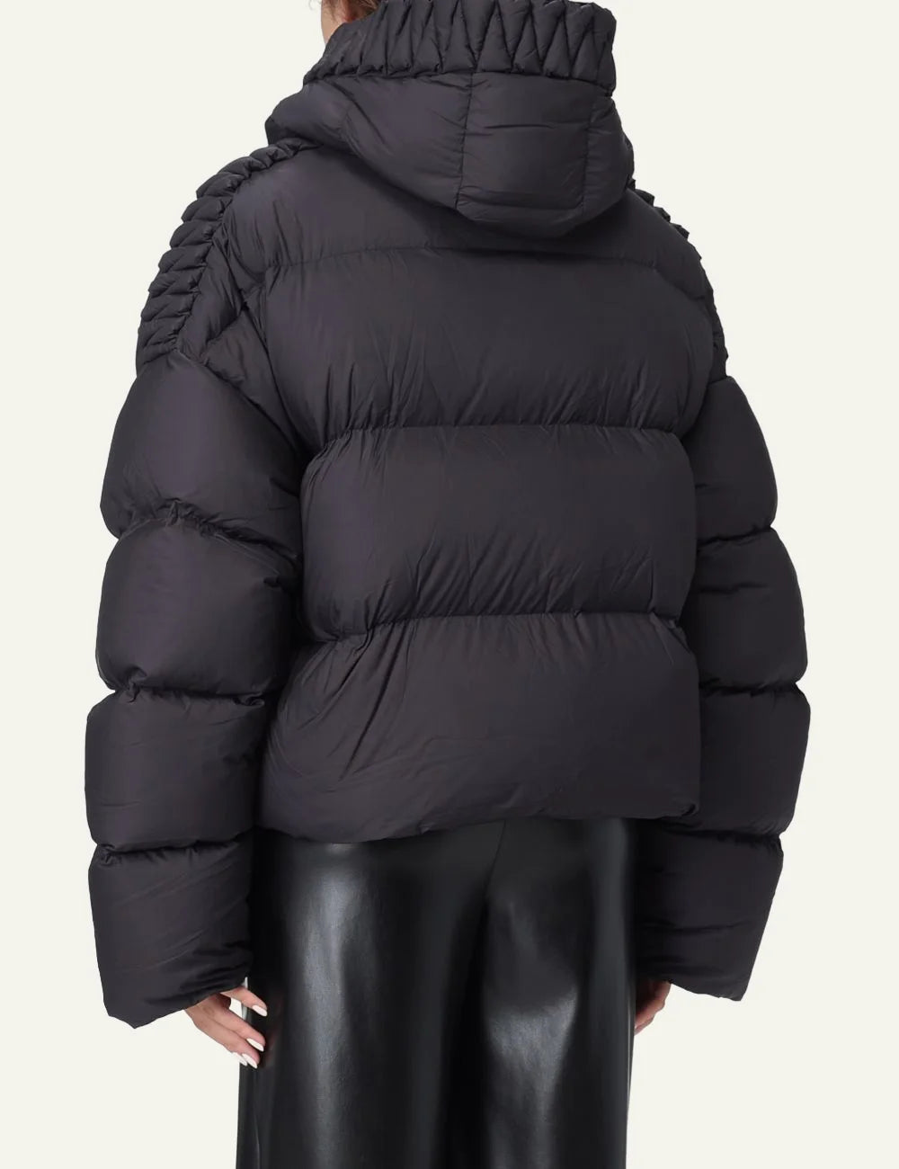Back view Raxxy black cropped puffer με quilted gathered panels και voluminous silhouette.