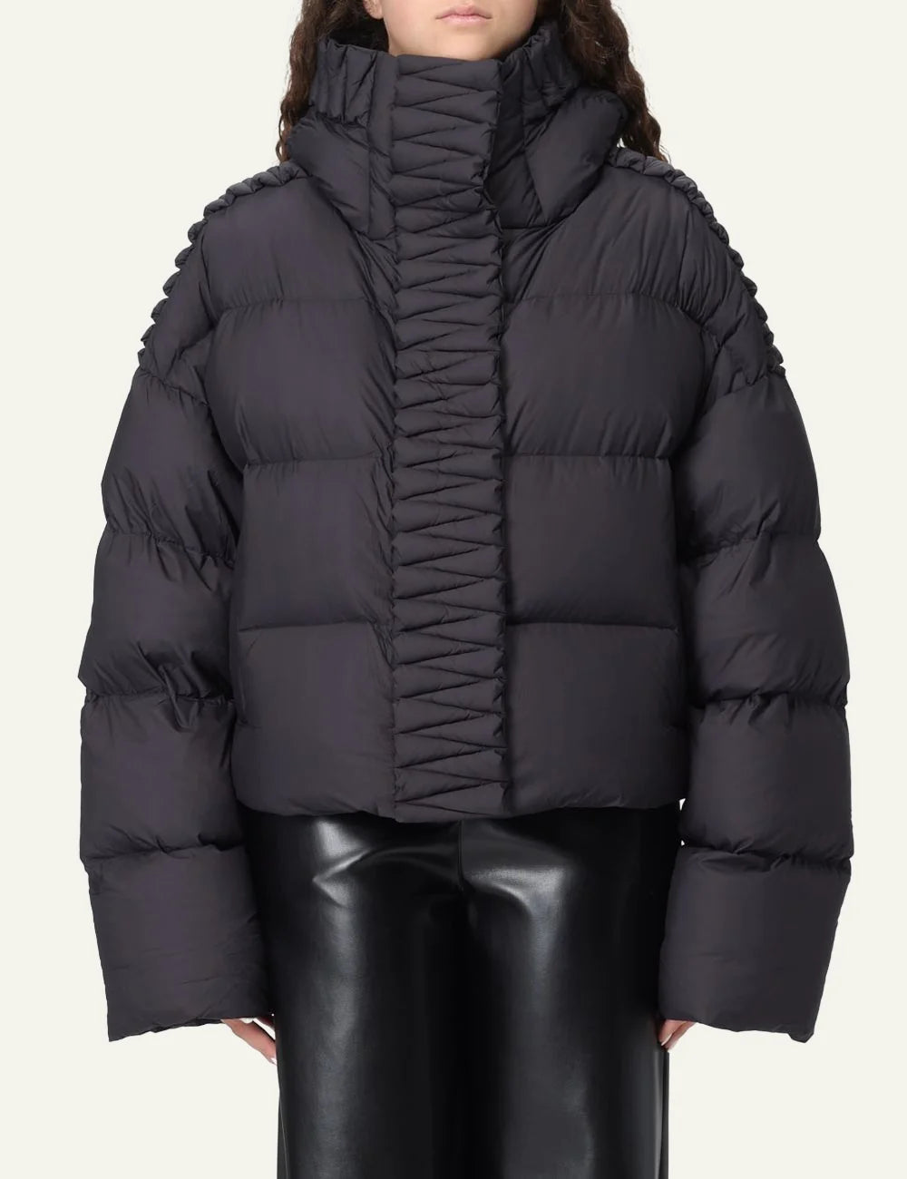 Front view Raxxy structured puffer σε μαύρο με distinctive gathered detailing και boxy fit.
