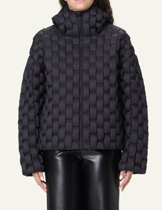 Front view Raxxy black jacket με structured 3D woven quilting και streamlined silhouette.